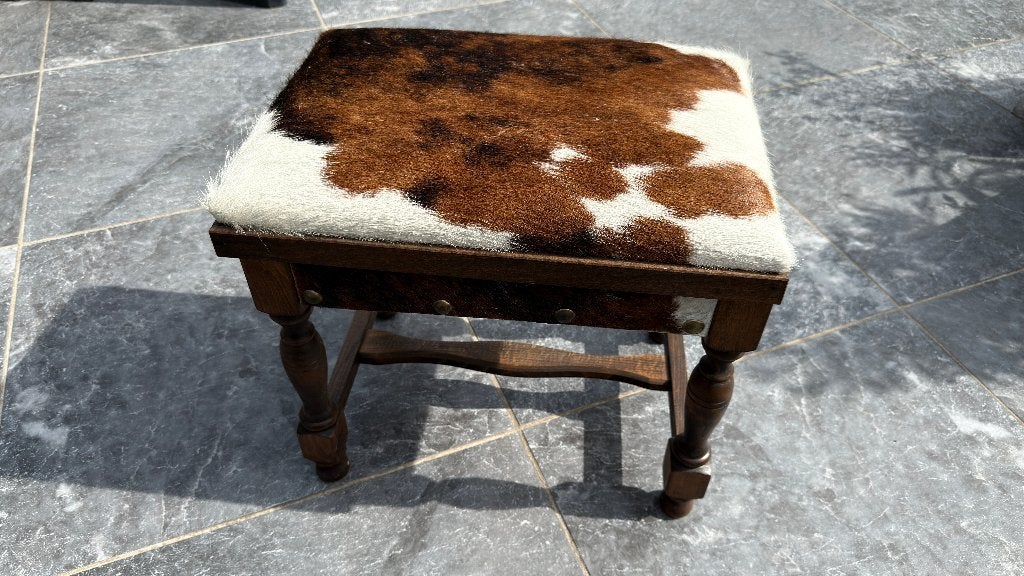 Vintage voetenbankje met echte koeienhuid – jaren 60/70, Minder dan 50 cm, Gebruikt, Ophalen of Verzenden, Landelijk, rustiek, chalet-, boho- of vintage