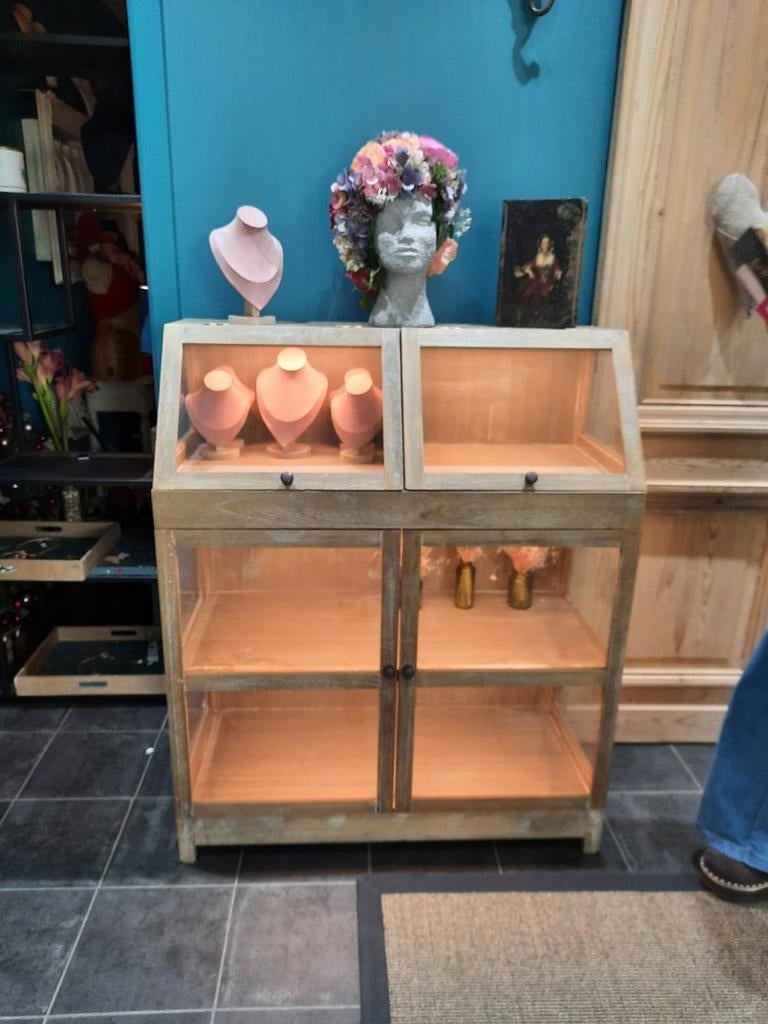 Armoire vitrée, Enlèvement