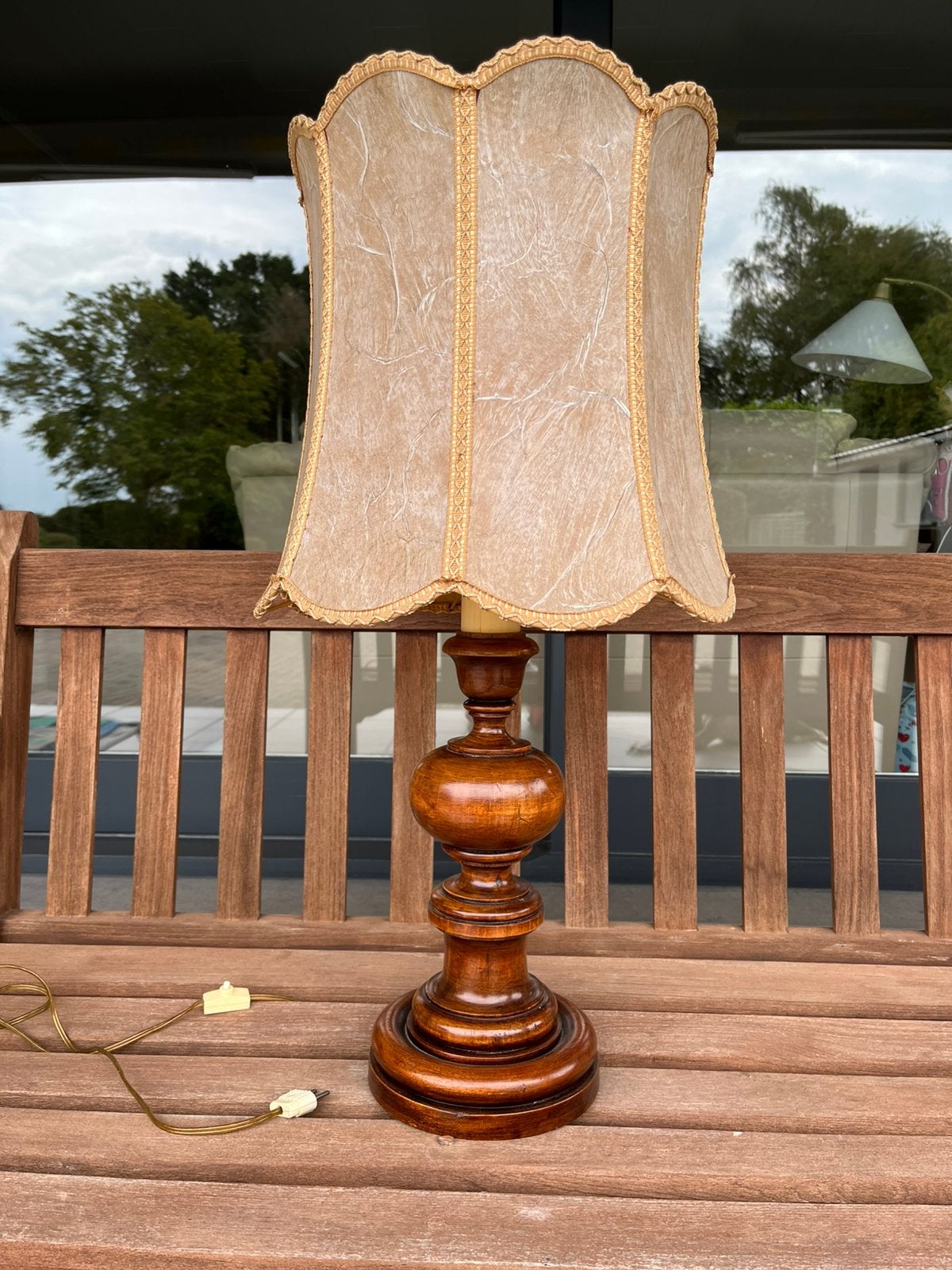 Staande lamp met houten voet., Ophalen