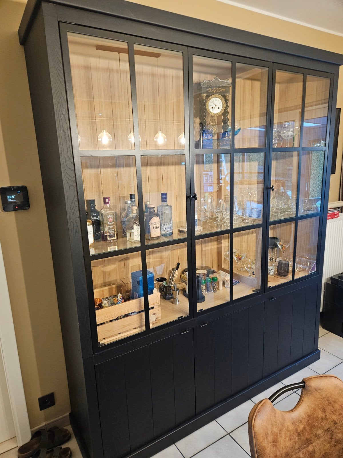 vitrinekast hout+metaal, Huis en Inrichting, Ophalen, Met deur(en), 200 cm of meer, 150 tot 200 cm