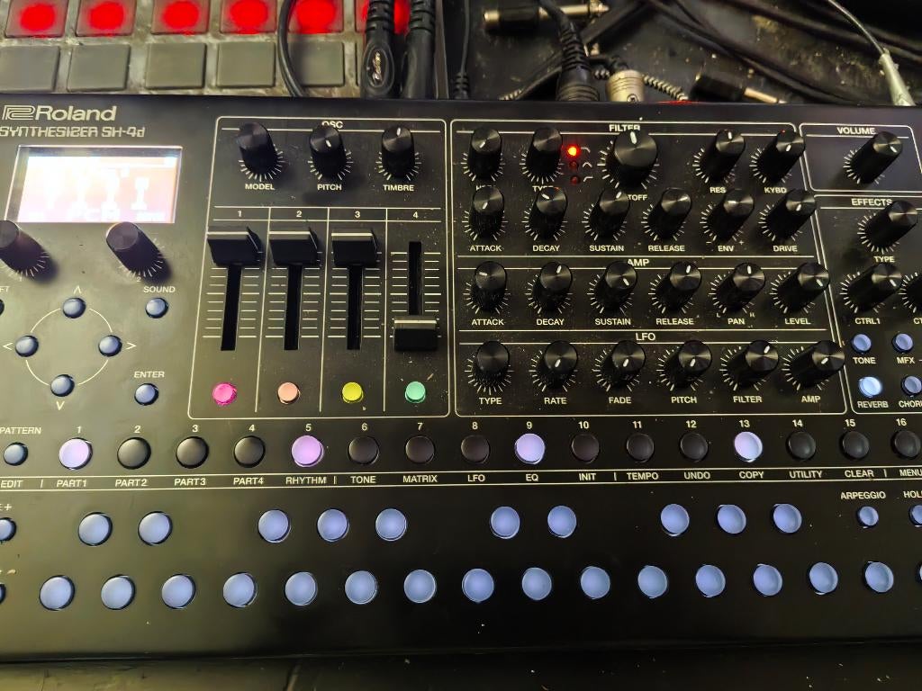 Roland sh4d, Muziek en Instrumenten, Keyboards, Roland, Midi-aansluiting, Zo goed als nieuw, Overige aantallen