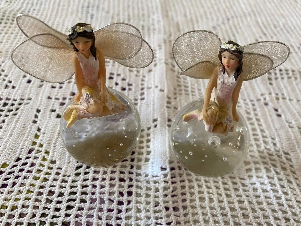 Lot de 2 figurines fées en résine sur boule en verre, Enlèvement ou Envoi, Comme neuf