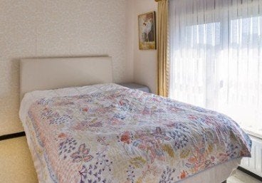 Boxspring bed 140 x 200 cm, Huis en Inrichting, Ophalen, 140 cm, Zo goed als nieuw, 200 cm