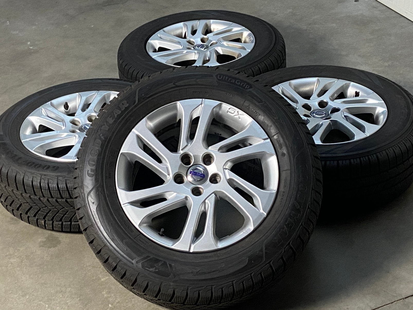 À vendre — Ensemble d'hiver 17 pouces d'origine Volvo XC60, Autos : Pièces & Accessoires, Pneus et Jantes, Pneus hiver, Véhicule de tourisme
