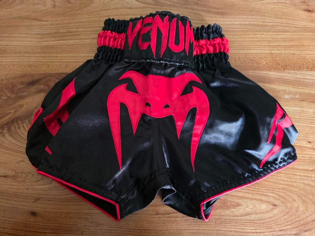 Enfer de Bangkok
Short de Muay Thai Venum - Red Devil Taille, Sports & Fitness, Sports de combat & Self-défense, Taille S, Enlèvement ou Envoi
