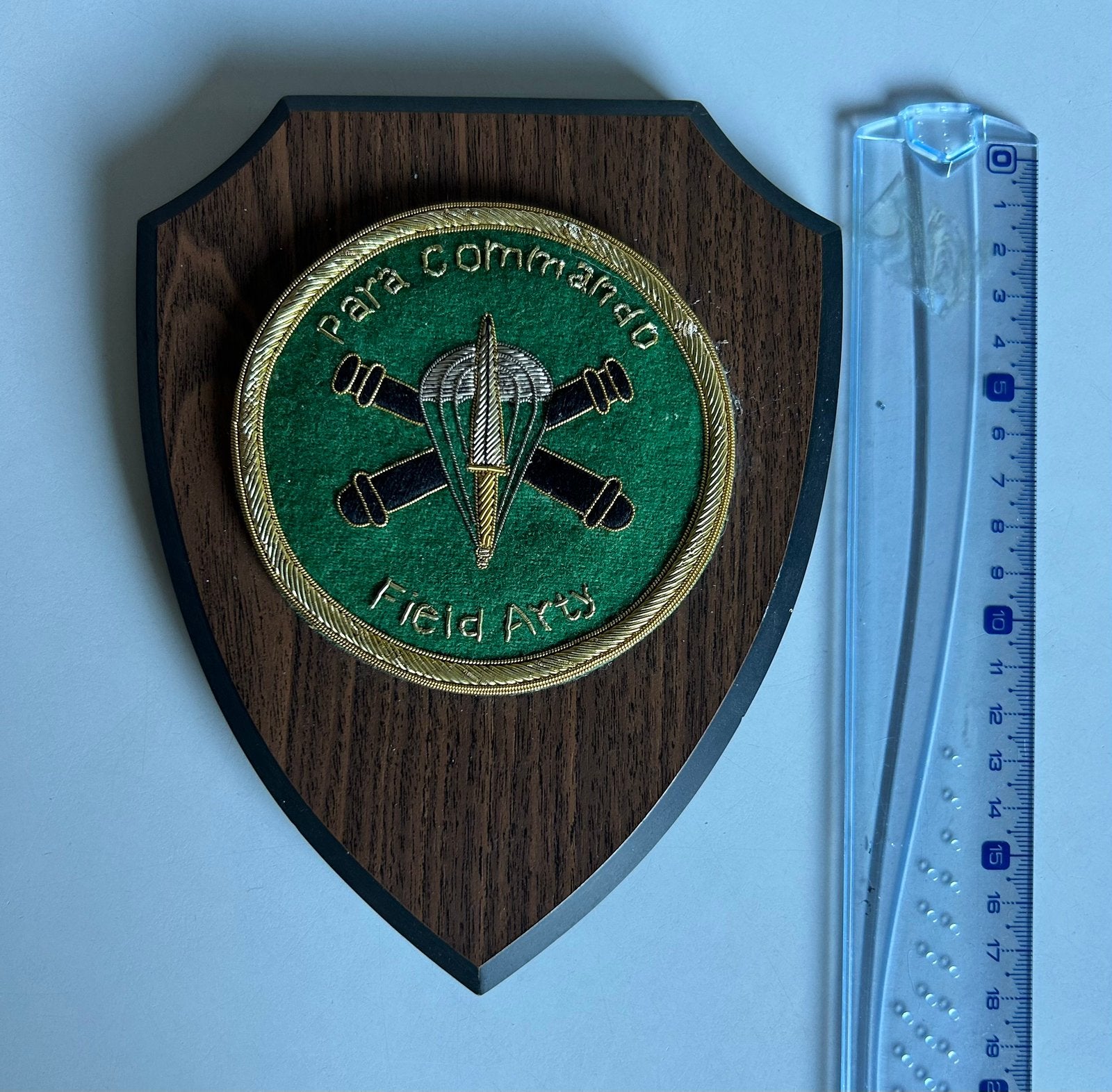 Houten schild Para Commando, Ophalen