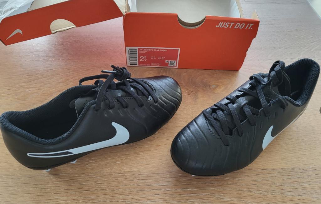 Nike Tiempo Voetbalschoenen. Maat 34. Nieuw en ongebruikt, Enlèvement, Neuf, Chaussures