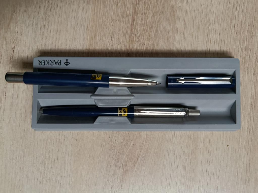 Set stylos Parker Vector bille + roller – étui – bon état –, Collections, Stylos, Stylo, Parker, Enlèvement ou Envoi