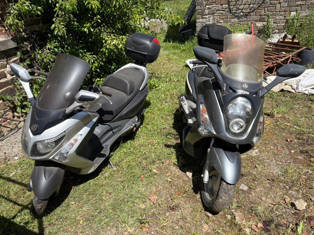 2 MAXI-SCOOTERS ensemble | Piaggio + SYM GTS 125, Fietsen en Brommers, Ophalen, Gebruikt