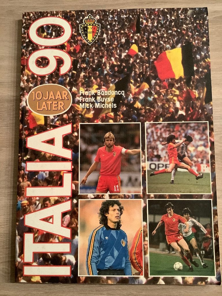 Voetbalboek Italia 90 - 10 jaar later, Diverse auteurs, Ophalen of Verzenden, Zo goed als nieuw, Balsport