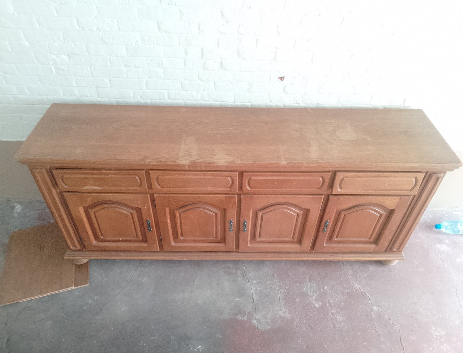 Buffetkast van massief hout. 1,80 m, 4 deuren, 4 laden, Ophalen, Eikenhout