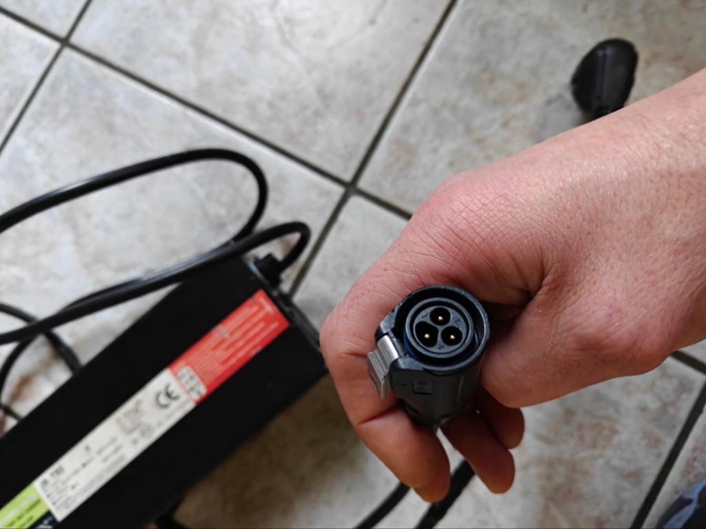 Vends chargeur dualtron storm limited 84v 4a 60€ FIXE, Vélos & Vélomoteurs, Trottinettes, Utilisé, Enlèvement