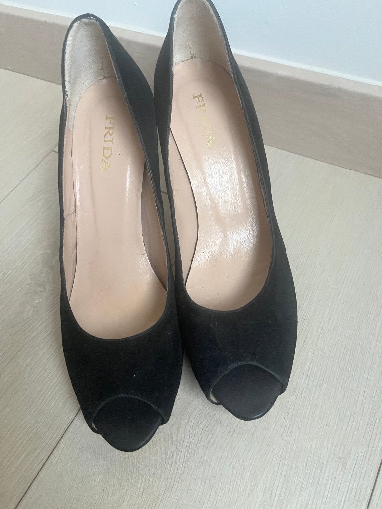 Elegante zwarte pumps van het merk FRIDA, maat 41., Pumps, Zwart, Ophalen of Verzenden, Zo goed als nieuw