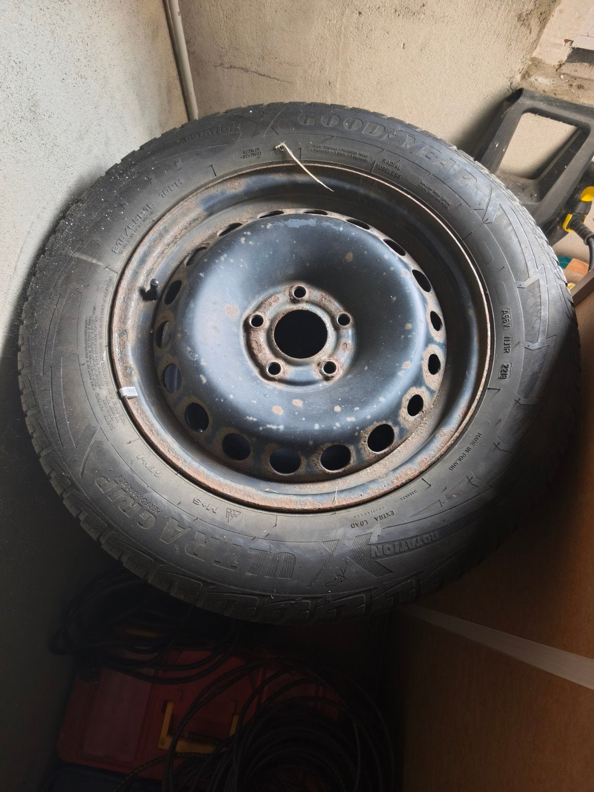 Pneus 215/65R16 102H sur jantes tôles
Marque Goodyear, Pneus et Jantes, 16 pouces, Enlèvement, Utilisé