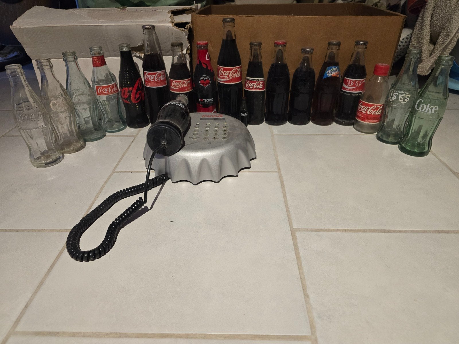 Coca cola, bouteilles diverses et téléphone vintage, Enlèvement
