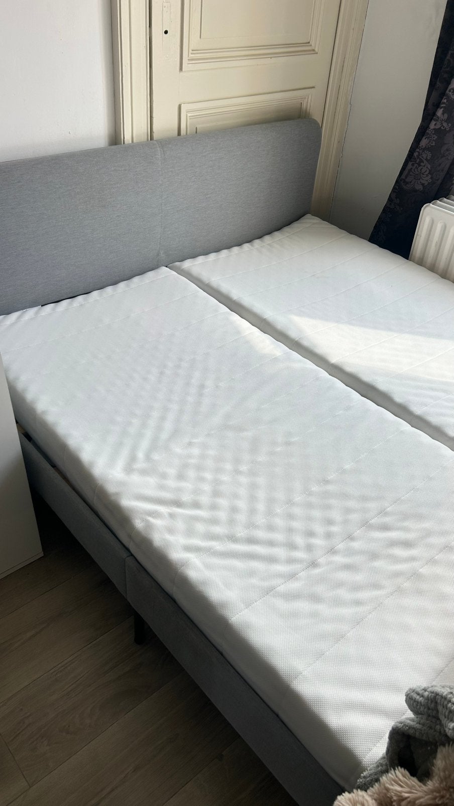 Bed + 2 matrassen, Enlèvement, Comme neuf