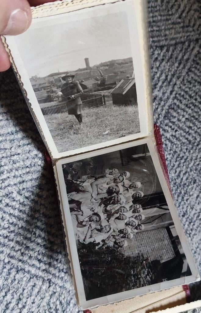 25 x originele Duitse foto's BDM in de originele map, Verzamelen, Militaria | Tweede Wereldoorlog, Ophalen of Verzenden