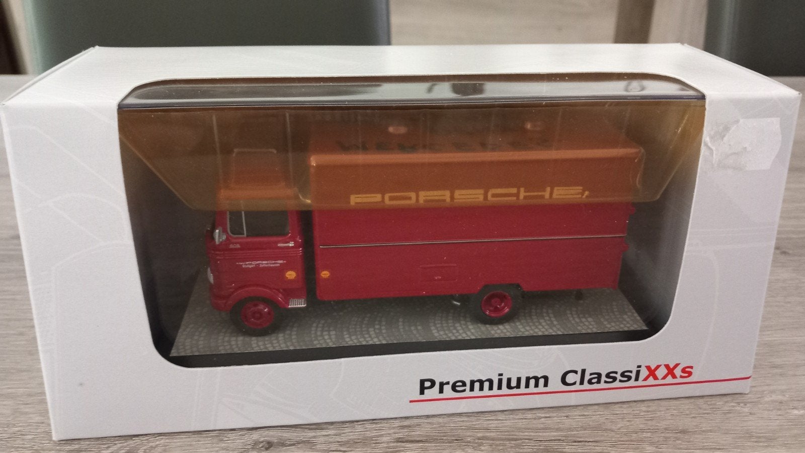 Premium ClassiXXs Mercedes Benz LP608 Porsche Renndienst, Ophalen