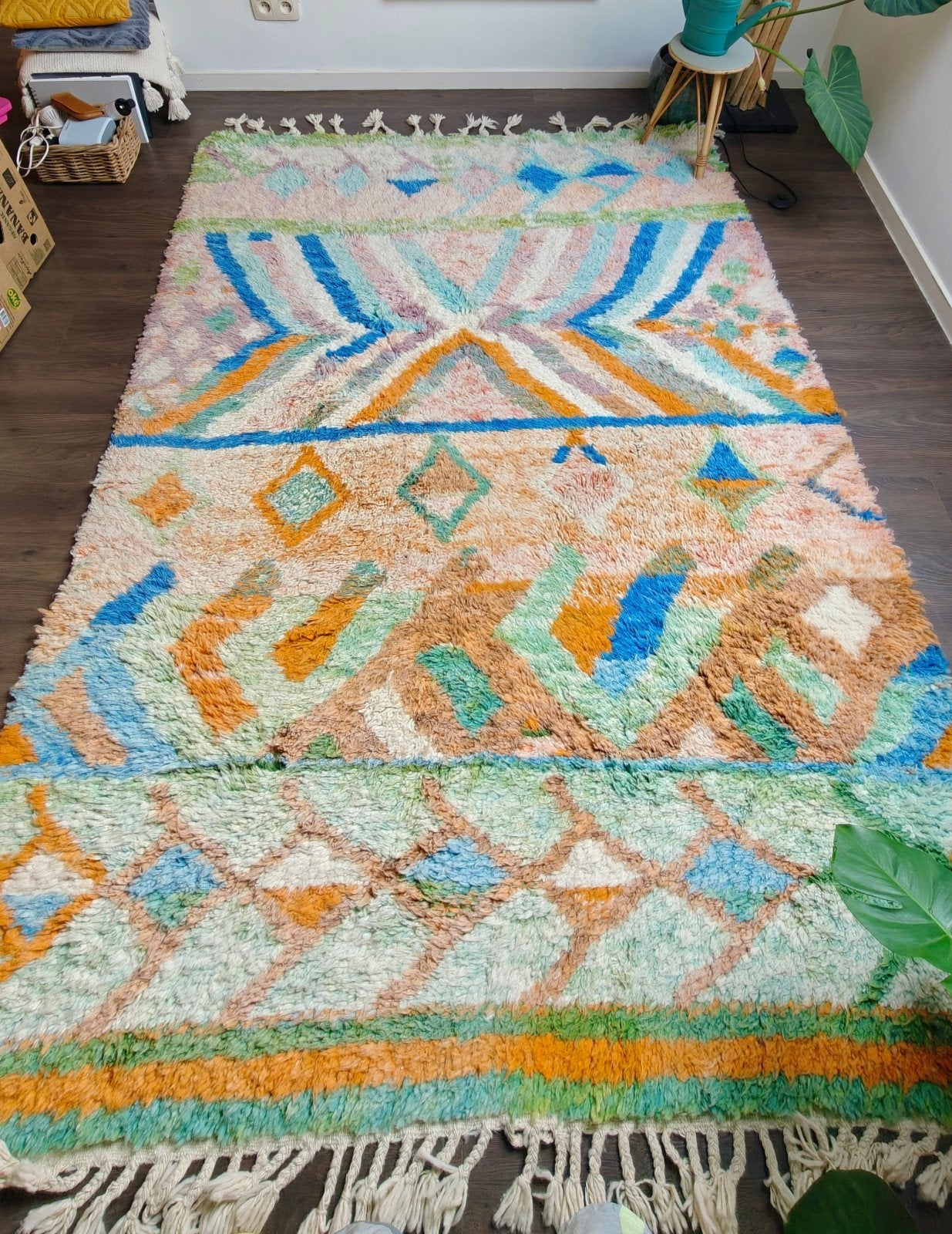 Kleurrijk berbers tapijt, Ophalen