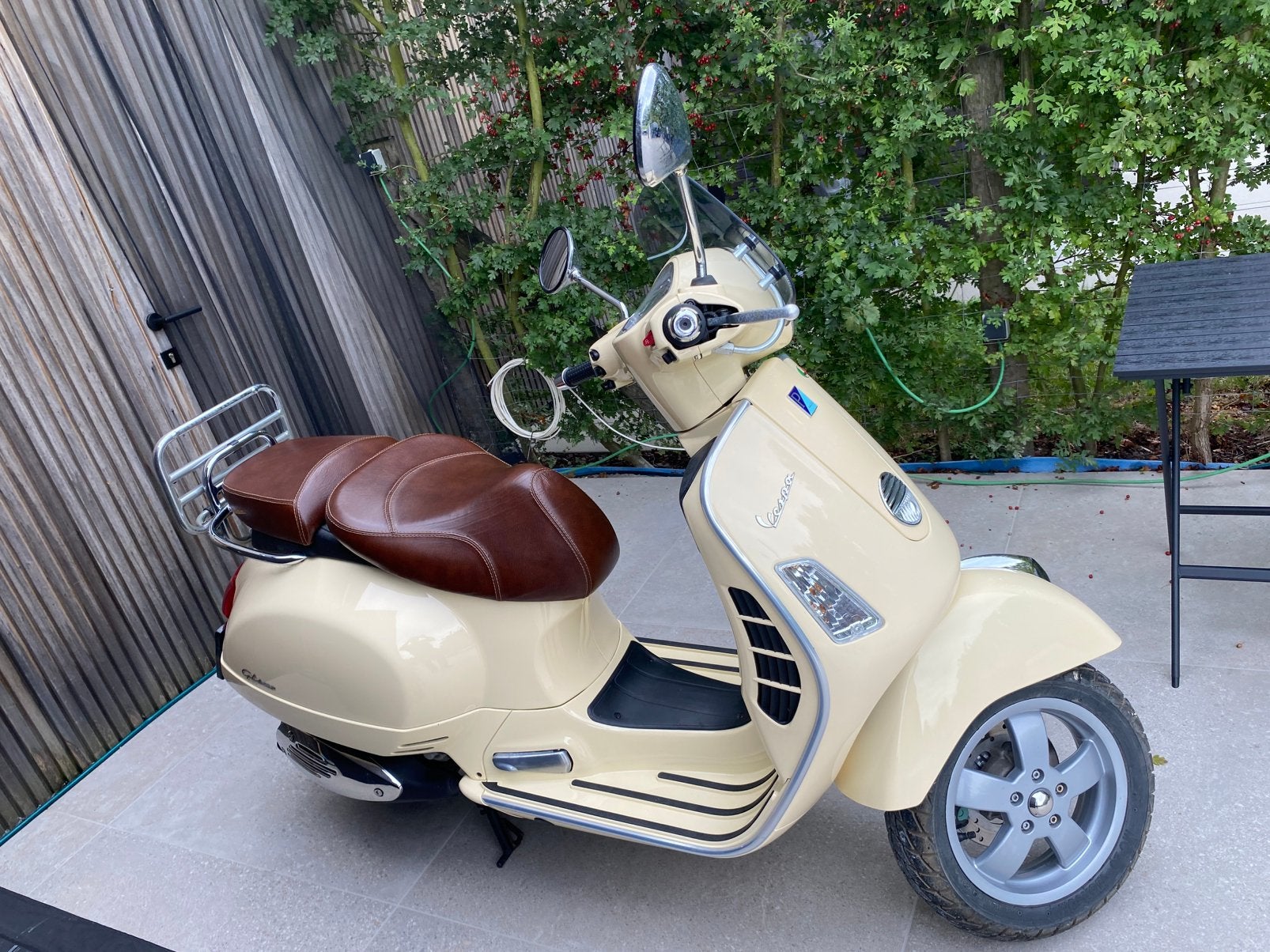 Vespa gts 125 cc werkelijk bieuwstaat 2.000 km - 2011, Motos, Particulier