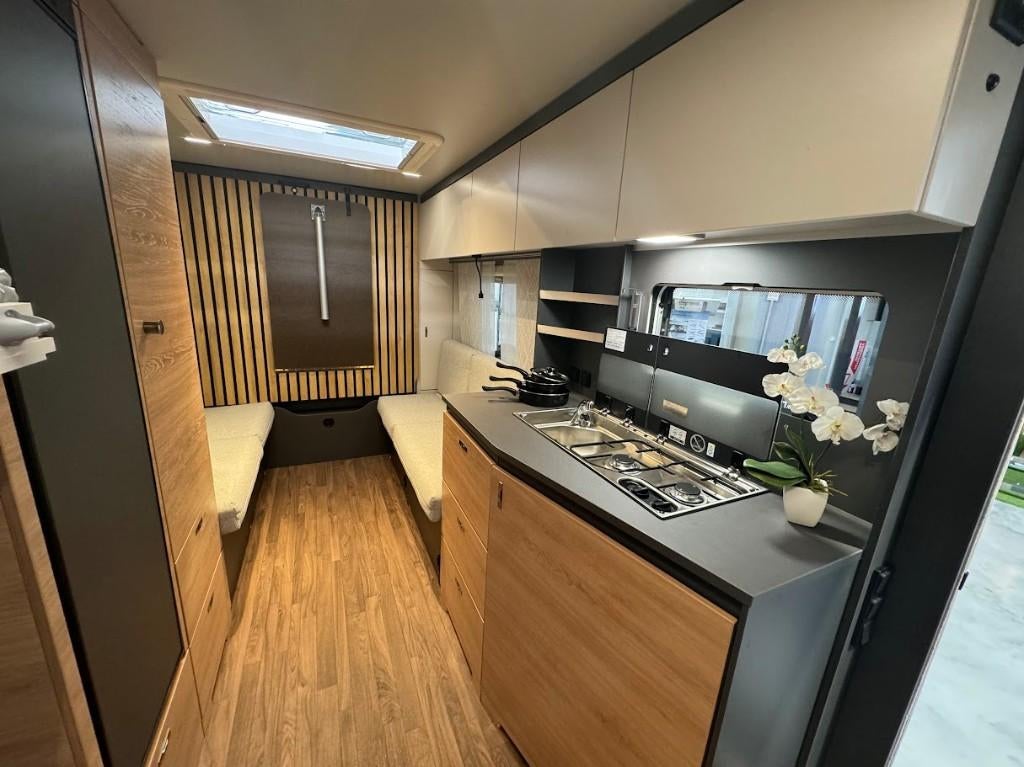 Knaus Yaseo 500 met mover,luifel, 7 tot 8 meter, Bedrijf, Treinzit, Dwarsbed