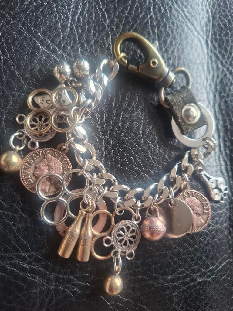 Bedelarmband of tassieraad, Handtassen en Accessoires, Armbanden, Gebruikt, Staal, Bruin, Ophalen of Verzenden