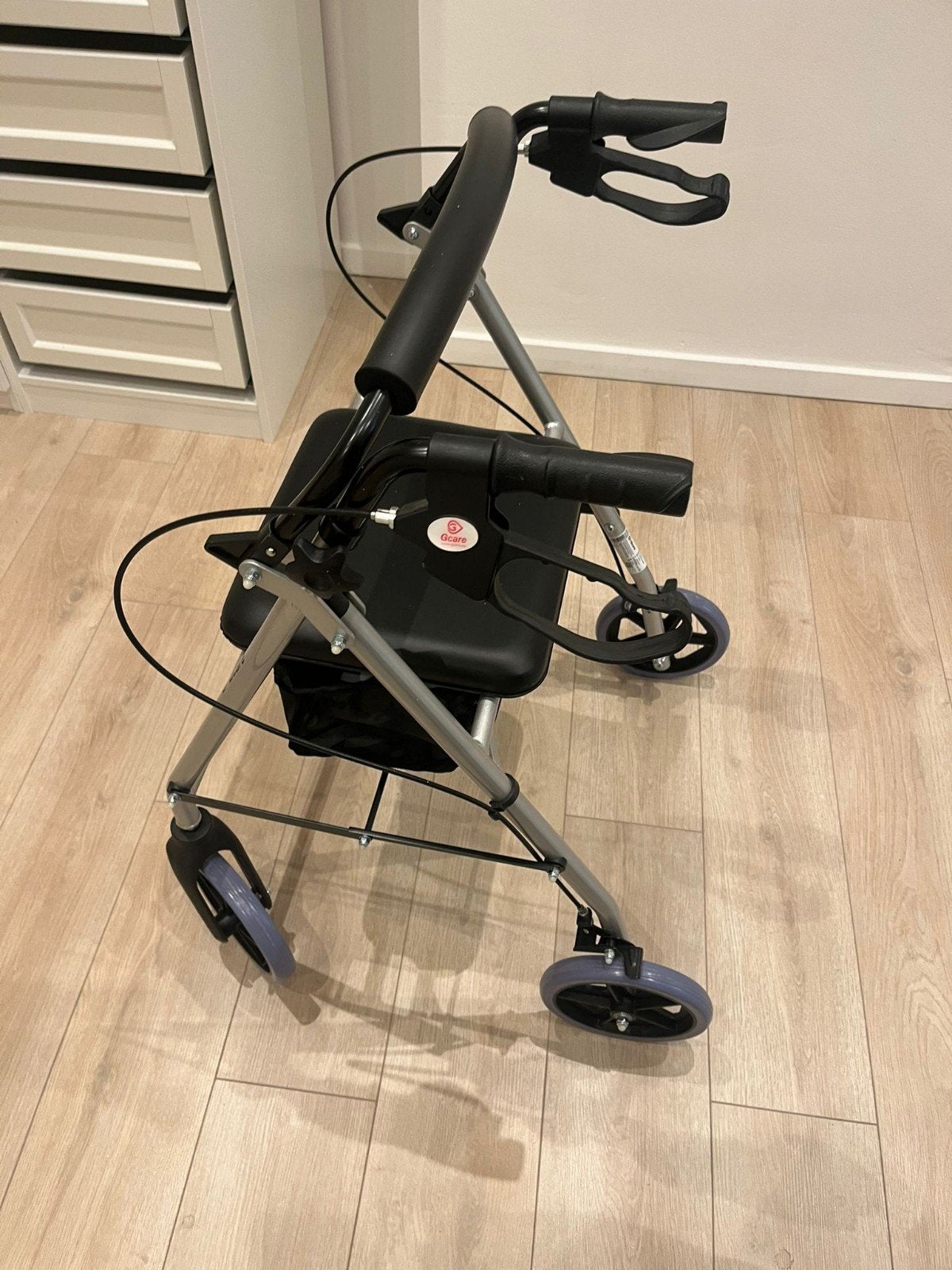 • Look moderne
• Le rollator est équipé d’un sac à provision, Enlèvement