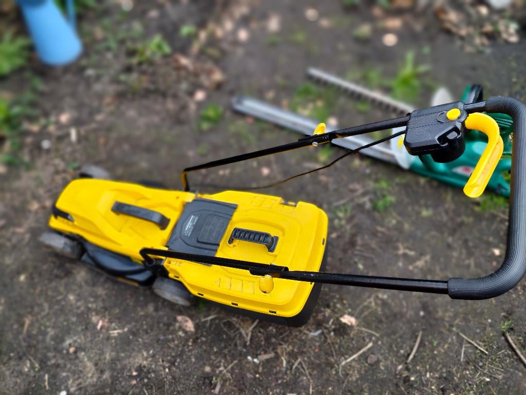 Tuingereedschap, grasmaaier, heggenschaar,.. alles weg!, Ophalen, Gebruikt, Elektrische grasmaaier, Opvangbak
