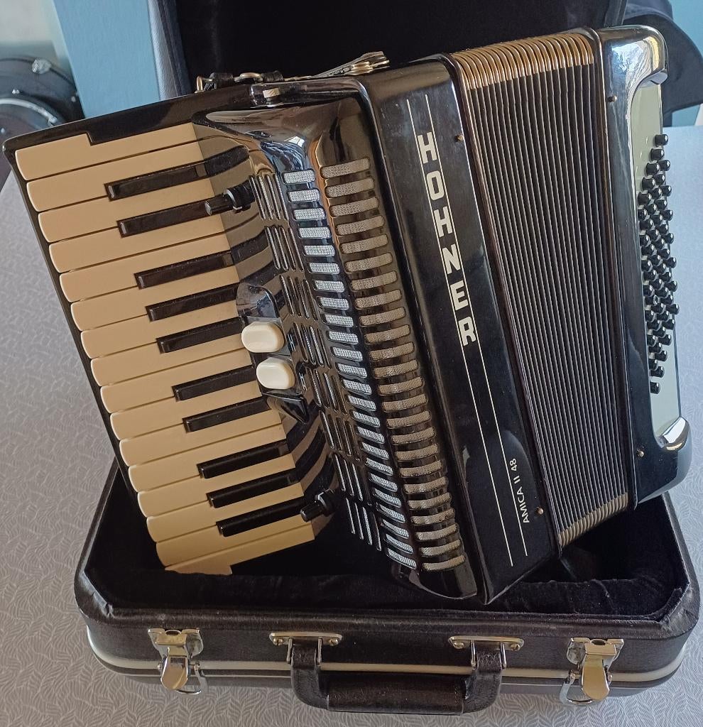 Hohner Amica II 48 met ingebouwde microfoons, Muziek en Instrumenten, Met koffer, Hohner, 48-bas, Gebruikt