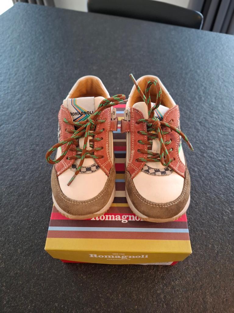 Romagnoli sneakers 27, Enfants & Bébés, Vêtements enfant | Chaussures & Chaussettes, Enlèvement