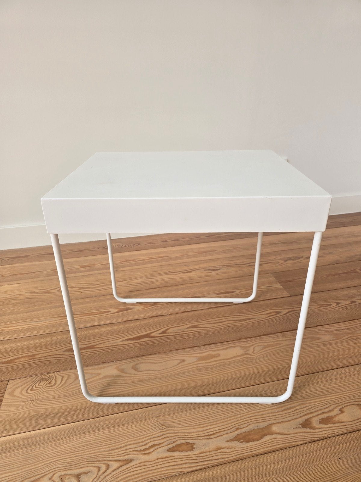 Witte IKEA Granboda bijzettafel met een strak, gebogen metal, Huis en Inrichting, Tafels | Bijzettafels, Ophalen