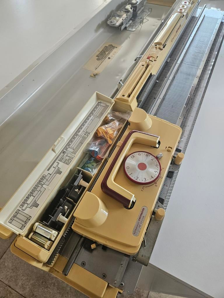 [ZELDZAAM] Silver Reed SK370 breimachine - 3,6 mm fijne dikt, Hobby en Vrije tijd, Breien en Haken, Breien, Machine