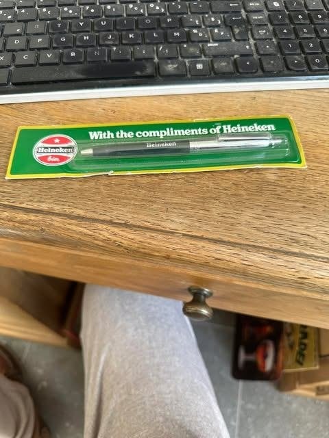 Stylo Heineken avec les compliments sous blister, Collections, Enlèvement ou Envoi, Neuf, Autres types, Heineken