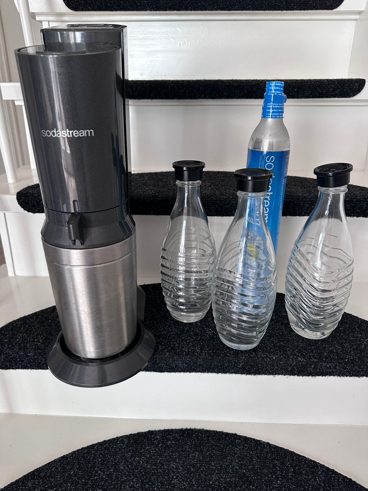 Sodastream met 2 gasflessen en 3 glazen 1l flessen, Ophalen, Zo goed als nieuw