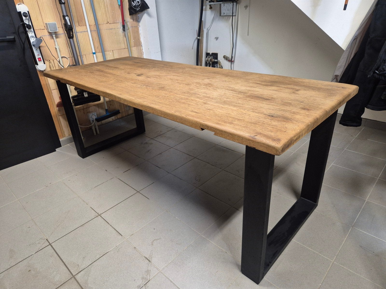Eiken eettafel met zwart onderstel, Ophalen