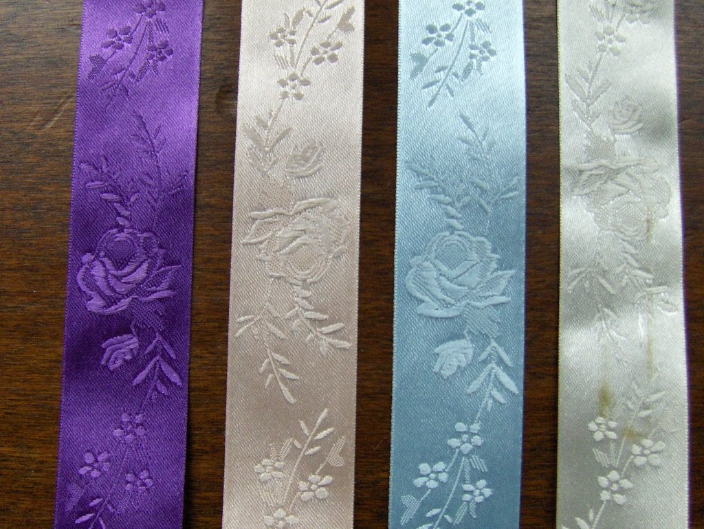 Ruban satiné avec fleurs (lot de 32m) 4 coloris Pour 8€, Enlèvement ou Envoi, Ruban, Bande ou Élastique