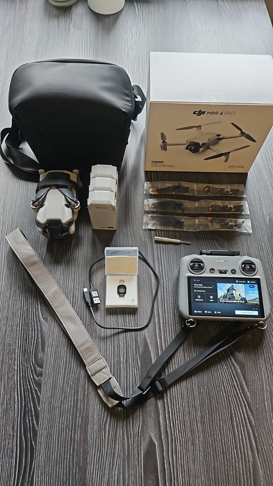 Dji mini 4 pro fly more combo met 1 jaar garantie!, Hobby en Vrije tijd, Modelbouw | Radiografisch | Helikopters en Quadcopters
