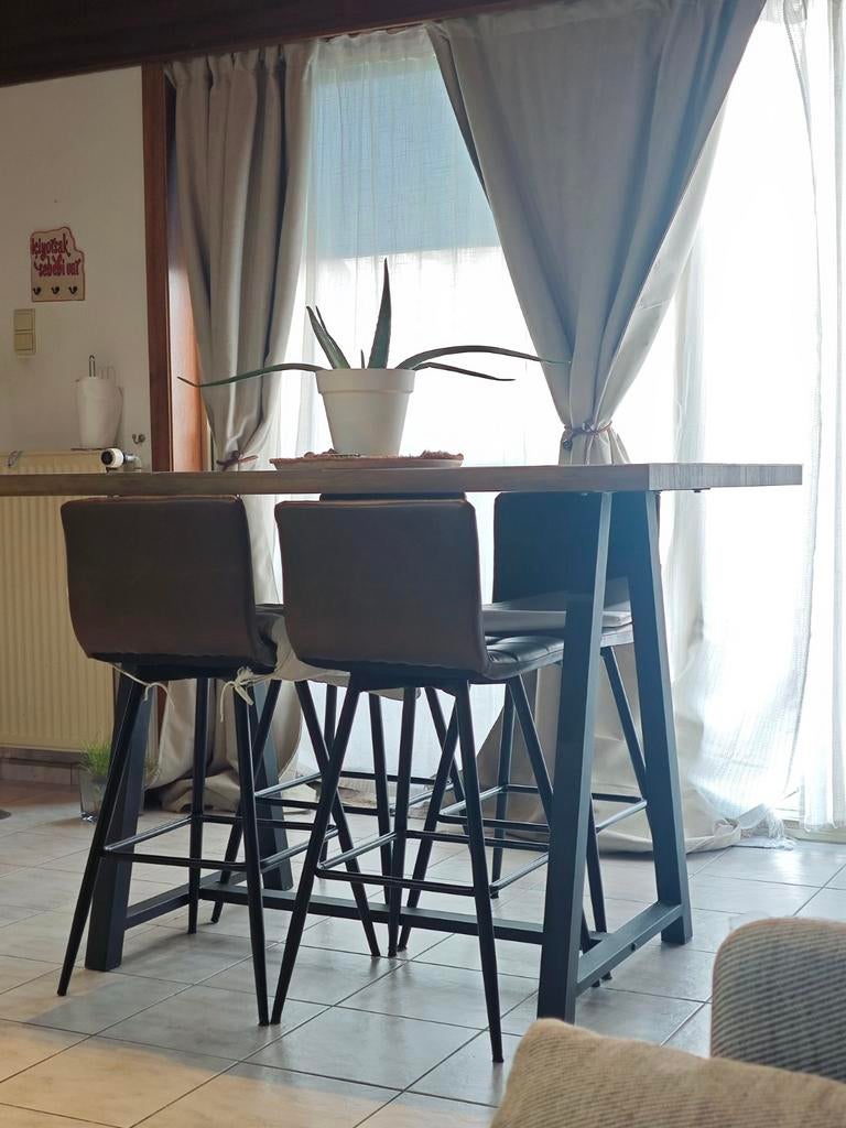 Table haute style industriel + 4 chaises – Très bon état, Maison & Meubles, Enlèvement