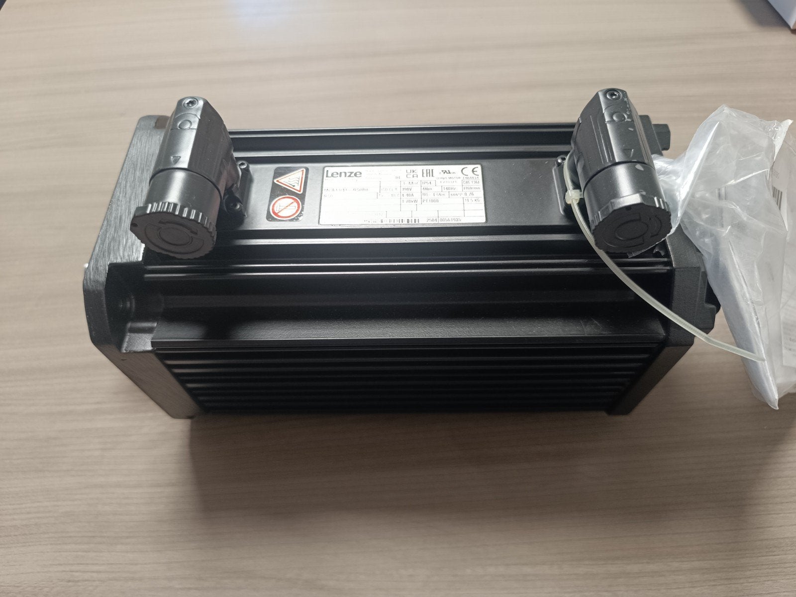 Servo moteur/ motor lenze MCA 13I41-RSOBO, Articles professionnels, Machines & Construction | Industrie & Technologie, Enlèvement