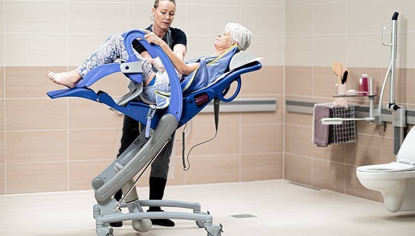 Le fauteuil d'hygiène à fonctions multiples Arjo Carendo, Divers, Enlèvement, Utilisé, Fauteuil roulant électrique
