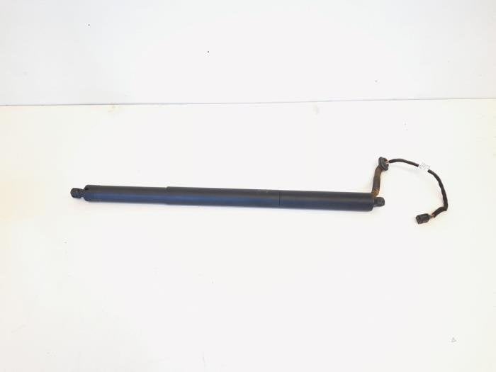 Moteur fermeture auxiliaire hayon d'un Volkswagen Passat, Volkswagen, -, 3 mois de garantie, Utilisé