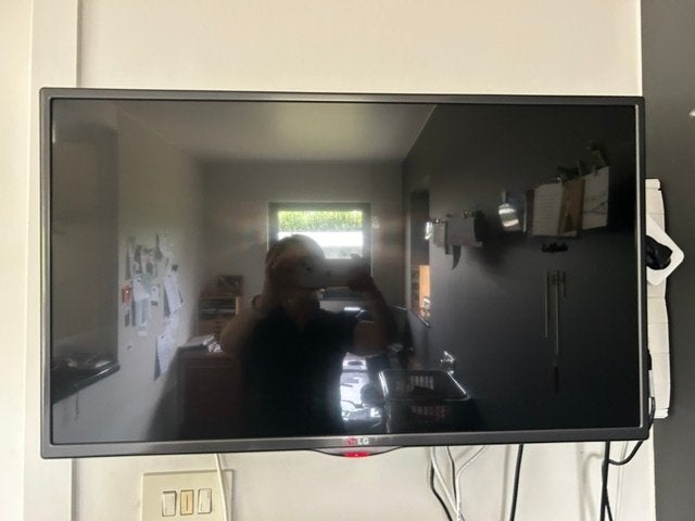 Téléviseur LG avec support, TV, Hi-fi & Vidéo, Télévisions, LED, Enlèvement, 80 à 100 cm, Comme neuf
