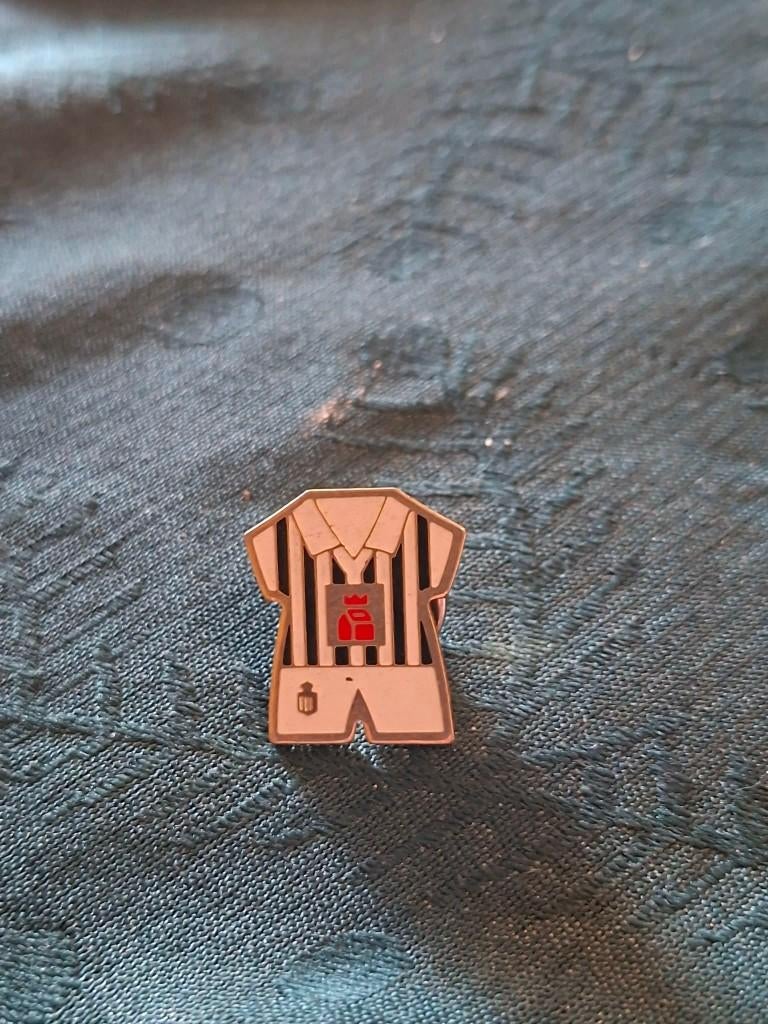 pin/speldje : Voetbaltenue Sp. Charleroi, Enlèvement ou Envoi, Comme neuf, Sport, Insigne ou Pin's