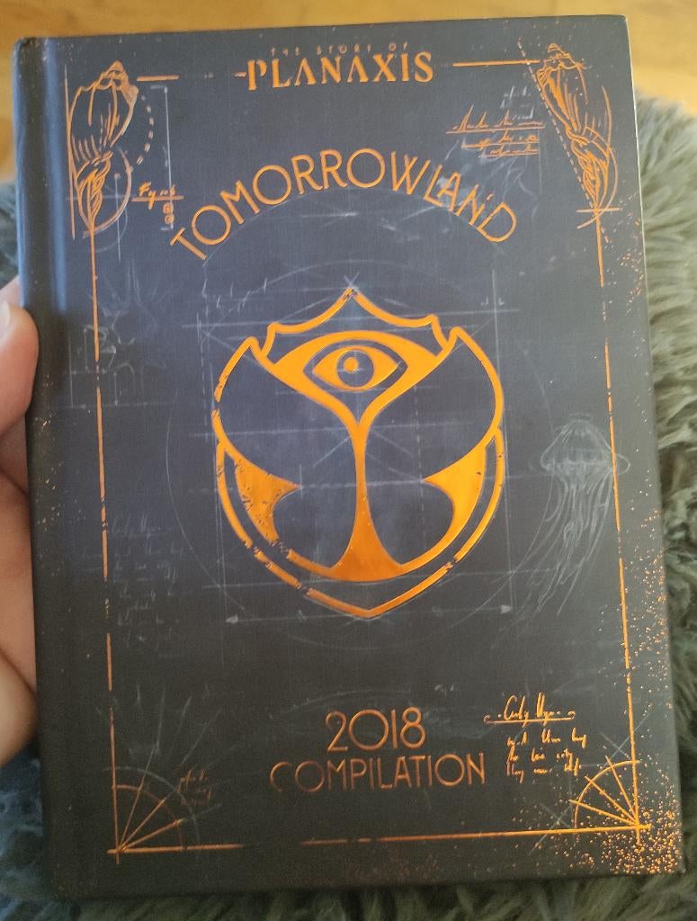 2 CDTOMORROWLAND Het verhaal van Planaxis, Ophalen, Zo goed als nieuw, Boxset