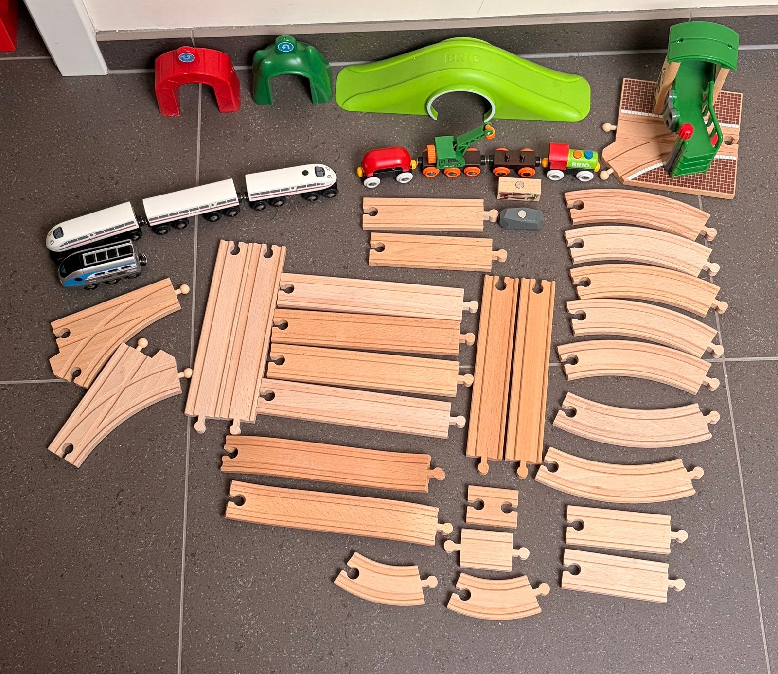 Ensemble de rails en bois avec trains et decors brio, Enlèvement ou Envoi, Comme neuf