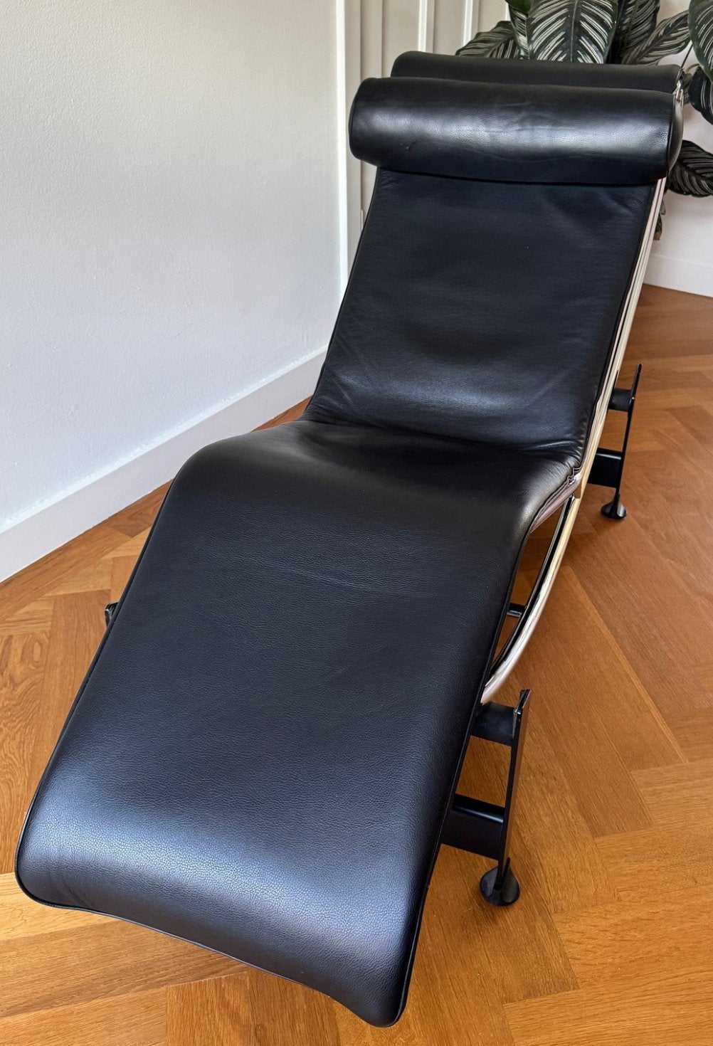 Cassina LC4 Le Corbusier - Un classique du design intemporel, Maison & Meubles, Enlèvement ou Envoi, Comme neuf