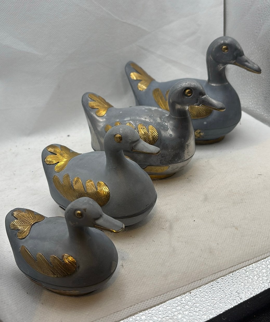 Vintage Set of 4 Gray & Gold Ceramic Duck Figurines 10–17 cm, Ophalen of Verzenden