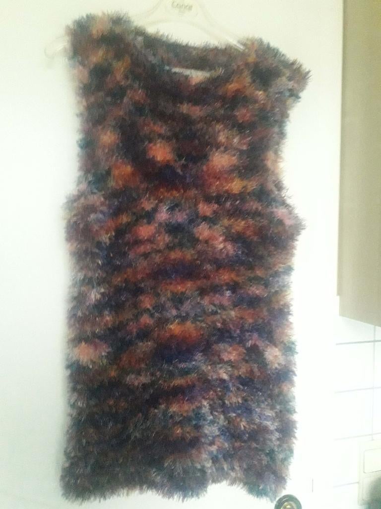 Nieuw, met de hand gebreide fluffy débardeur., Hobby en Vrije tijd, Breien en Haken, Ophalen of Verzenden, Nieuw, Breien, Overige typen
