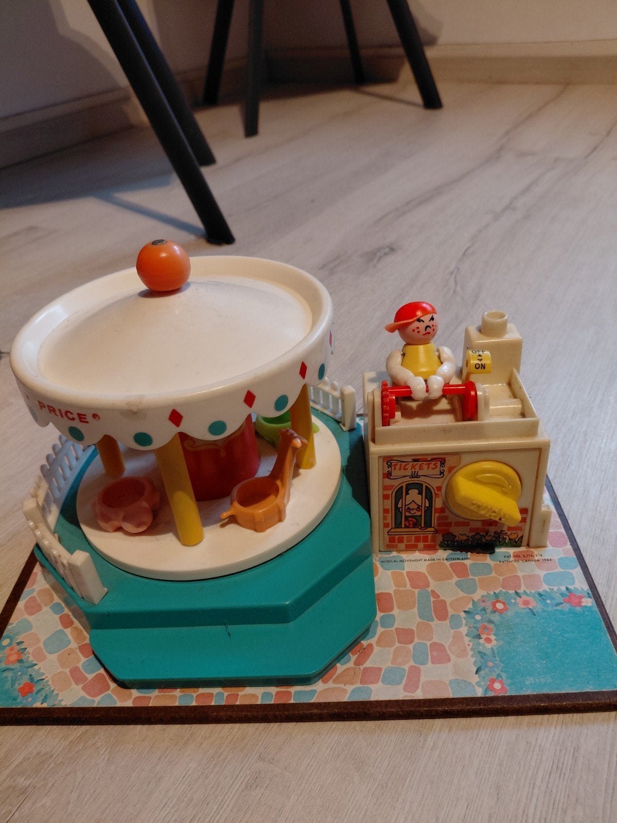 manège Fisher Price, Enlèvement