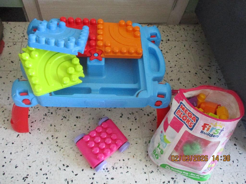 Table d'apprentissage Mega Bloks + 80 blocks, Kinderen en Baby's, Ophalen of Verzenden, Zo goed als nieuw, Megabloks